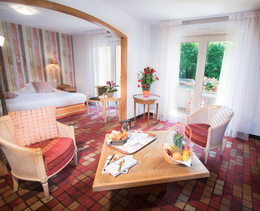 Les Trois Soleils Hotell Saint-Céré Exteriör bild
